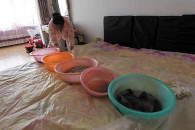 湄潭楼上漏水，住户失联，小区没物管，业主维权难！律师来支招……